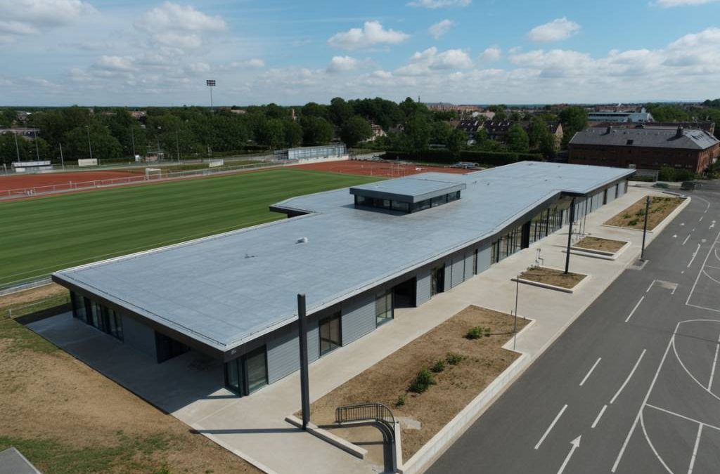 Cool roof et bâtiments sportifs : améliorer le confort des gymnases et complexes en période de chaleur